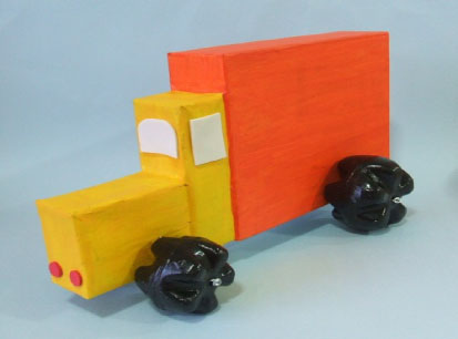 Caminhão artesanal feito com madeira reciclada.  Caminhões de brinquedo de  madeira, Caminhão de madeira, Carros de brinquedo de madeira